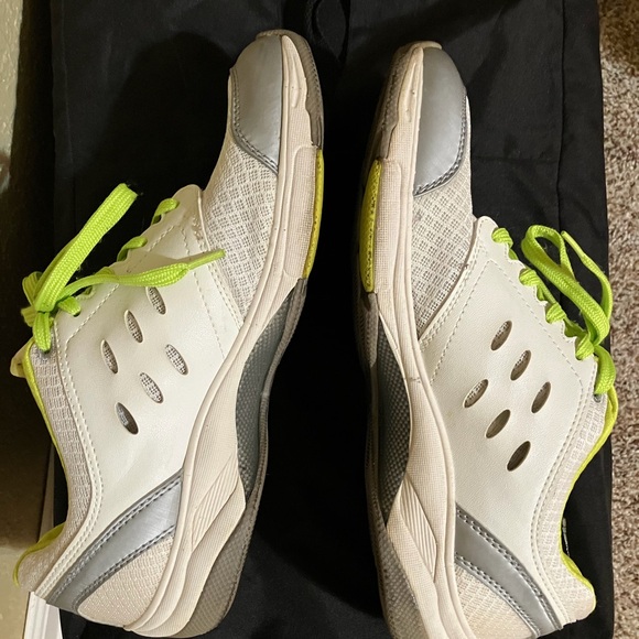 Vionic Sneakers - Picture 3 of 3